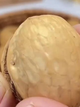 #烤核桃 #烤核桃皮薄肉厚 #纸皮烤核桃 #烤核桃的营养价值 #手剥烤核桃薄皮@DOU+小助手 @DOU+好生意