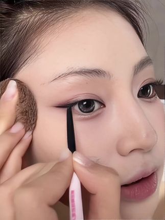 自带刀锋刷的胶笔能有多好用手残党也能画出完美眼线的秘密就是它#眼线胶笔 #好物分享#防水防汗不晕染 #自用好物推荐 #平价好物