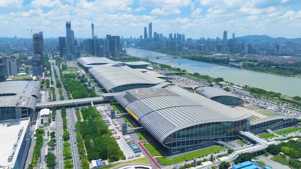 正在举办的#第139届中国进出口商品交易会 规模再创新高。搜狐财经编辑打卡广交会交通银行展台,了解交行作为广交会全面战略合作伙伴,如何以“五位一体”跨境账户体系+“金融大礼包”组合拳,为全球展客商提供一站式全方位金融服务,助力更多企业高水平“走出去”,在全球市场中行稳致远。#广交会 #第139届广交会 #跨境金融 #贸易金融