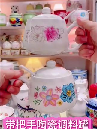 好雨分享~带把手大容量陶瓷调料罐~终于找到了一款颜值高、容量大又实用带把手的陶瓷调料罐,它是带手柄的设计,拿取方便,而且它的罐口很大,不管是倒进去还是舀出来都很顺手,完全不会洒落在外面。关键还是陶瓷材质的,耐高温,平时用来装盐、辣椒油或是猪油都特别合适。#调料罐#陶瓷#大口径#把手#耐高温