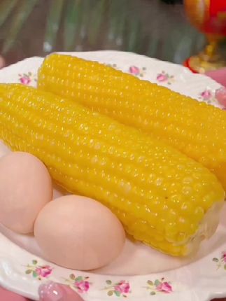 又回购了两箱这个东北黄糯玉米🌽🌽,每一个都是颗粒饱满,拆开包装袋就能闻到浓浓的玉米香味儿!吃起来又糯又香又带玉米甘甜!越嚼越香。喜欢的朋友赶去尝尝吧!#软糯香甜 #东北黄糯玉米#早餐#好吃到停不下来 #玉米