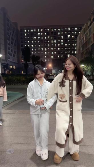 猪妞不吃火鸡面#女明星出街 #翻拍 #异卵双胞胎 #姐妹穿搭 #校园生活