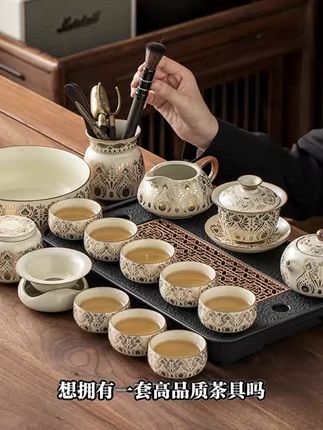 典雅汝窑茶具套装,敦煌元素融入功夫茶器,每一件都透着东方美学。陶瓷质地温润如玉,泡茶更显茶香醇厚,盖碗设计防烫易持,茶杯手感细腻舒适。客厅办公皆宜,让品茗时光更添韵味。