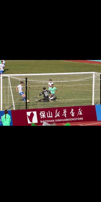 “滇超”保山第一场主场比赛,现场气氛热烈,双方球员顽强拼搏,给现场观众奉献了一场精彩的表演,慢动作回放这个球算不算乌龙?#滇超 #保山队 #昆明队 #保山公分石 #乌龙球