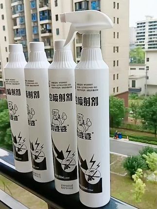 鸡婆婆的神奇咒语:轻轻一喷,害虫无处遁形!#杀虫剂 #蚊蝇的终结者 #灭虫妙招