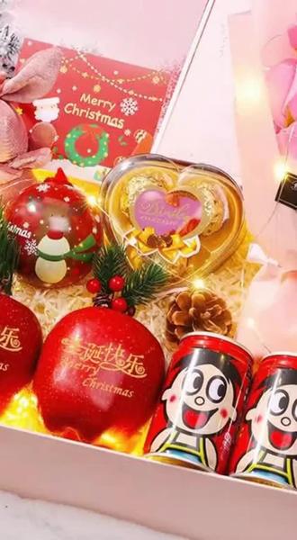 圣诞节送女友创意苹果礼盒,不满意可退无忧送礼 这个季节收到礼物真的太开心了!而且还有运费险,不喜欢还可以退哦~#圣诞节礼物#儿童礼物#平安果#平安夜#你的真爱礼物降临了