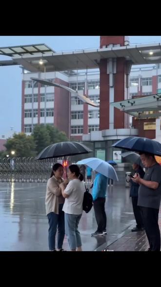 四校联考开考,家长们在考场外静静守着🧡 今早四校联考正式开考,四大顶尖高中的少年们同台较量✨
考场里,他们握着笔专注答题,笔尖沙沙响;考场外,家长们默默站着,有的在树荫下等,有的时不时望一眼教学楼🏫
这场模考分量真的很重,说是高考前的“小高考”也不为过——难度和高考对标,能帮孩子精准找到自己的位次,查缺补漏,还能提前理清志愿方向
少年们在里面逐光前行,家人们就在外面静静等消息
希望阜阳所有高三学子都能稳住状态,别慌,从容应考就好!
提笔时自信满满,合笔时不留遗憾,朝着理想全力冲,高考咱们顶峰见🏃♂️
#真实生活分享计划 #阜阳四校联考 #高考倒计时 #高考冲刺 #高三家长必看