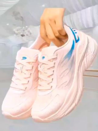 #牛霸道不累脚鞋#这双牛霸道的鞋子真的太舒服了,我平时不管是出门散步还是在家跳广场舞都穿它!它是那种非常透气的健身鞋,穿上后一点也不闷脚,而且特别轻盈,上脚感觉很舒适。