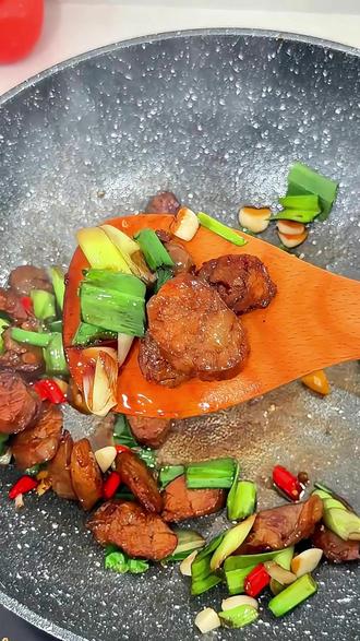 如果幸福是一份自己罐的炒辣肠
年又近了,你家罐猪肉香肠了嘛?
幸福就是这么简单,不会罐的我发给你吃😍
#山东美食 #香肠 #过年#年味全靠这一口