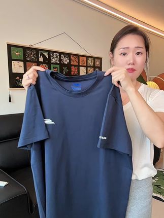 他家斯凯奇的短袖我来回买了好几年,今年的活动还是第一次见。贴身柔软、舒适透气的索罗娜面料,加上精致工整的走线,还有二四年新款洋气小印花,喜欢的宝宝们赶紧下单吧!#凉感面料 #斯凯奇 #青少年 #面料舒适透气