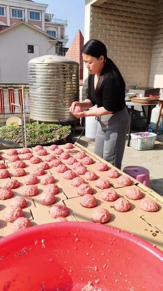 血豆腐晒够阳光,再等一周就进熏房,明哥去贵州吃过几次血豆腐,就在我耳边经常念叨。所以就给他安排。手工做的美食就得慢工出细活🌞 #自制血豆腐 #慢食光#分享家乡美食 #记录我的农村生活 #原创视频