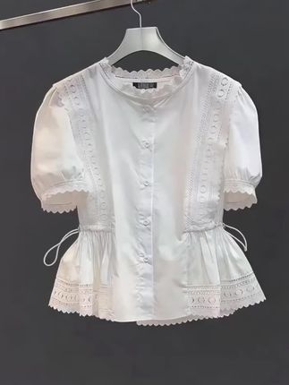 姐妹们,绝美白色短袖上衣来袭!蕾丝花边+泡泡袖,精致又可爱,抽绳收腰超显身材。赶紧下单,美翻这个夏天!#百搭上衣 #谁穿谁好看系列 #夏季新款 #遮肉显瘦 #短袖衬衫