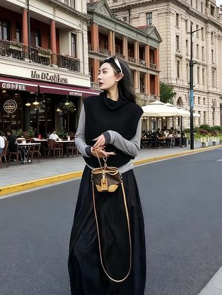 氛围感满满的早秋经典黑灰穿搭~ 简约松弛感穿搭秋季新款毛衣背心百搭打底衫高腰阔腿裤,时尚减龄自带高级感气质! #秋季清冷感白月光穿搭 #早秋高智感职场穿搭 #国庆穿搭这就开始预备了 #轻松拿捏慵懒风穿搭 #秋季穿搭cleanfit杀回来了