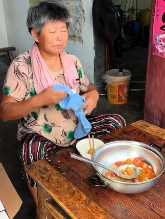 老奶奶一辈子都用抹布擦嘴,现在29.9就能买20包餐巾纸,划算,再也不用节俭了