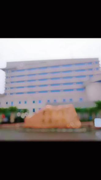 11·14宁波女婴手术中离世事件,是指2025年11月14日,5月龄早产儿在宁波大学附属妇女儿童医院进行心脏房间隔缺损手术时离世的事件。
2025年5月,小洛熙出生,属于早产儿。出生后住进保温箱,接受标准的新生儿监护。出院后,前四个月儿保检查正常,医生的评价都是“发育良好”。11月11日,小洛熙例行回医院检查,心脏彩超结果显示,存在两处房间隔缺损,医生表示这在早产儿中并不少见,有些会自愈,有些需要干预。家属挂了心脏科主任陈某贤的号,想听听更权威的意见。陈某贤判断:符合手术指征,必须尽快手术,否则可能影响孩子发育,严重者或导致脑瘫。并且表示该手术是“入门级”“成功率极高”。但是,预计三小时的常规手术,最终变成七个多小时的缝合与抢救(术中缝合失败,补片拆除重缝一次)。6
女婴经过手术后,当晚去世。事发后,女婴母亲浙江宁波邓女士在社交平台发帖,9
对手术过程及相关医生提出质疑。5
事发至17日,家长和主刀医生有过一次沟通,对方坚称手术是成功的,但未就手术超时问题给出合理解释。11月17日,宁波大学附属妇女儿童医院工作人员回应称,患儿在全麻下接受手术期间病情评估为病危,术前预计手术时长为2.5至3小时,实际持续7小时10分钟,最终抢救无效死亡
1
。院方已对主刀医生陈某某启动调查并实施停诊,表示将根据医疗过错鉴定结果依法处理1
。同日,宁波市卫生健康委通报称已成立专项调查组,对该医疗纠纷事件展开彻查
2
。截至2025年11月17日晚,遗体还在殡仪馆,等待尸检。
#热点话题 #宁波妇儿医院