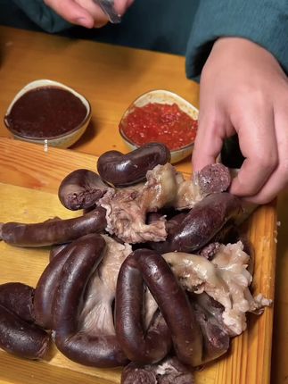 羊血肠香嫩细腻,草原特色味道,在配上韭菜花酱绝了#血肠美食 #羊血肠羊盘肠 #内蒙草原美食分享