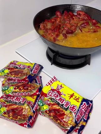 小时候能吃上一包幸运方便面都非常高兴,捏碎了一点点捏着吃,都舍不得吃,现在你有多久没吃过老家的幸运方面面了#幸运方便面童年的味道 #幸运方便面 #抖音美食创作者 #童年的记忆