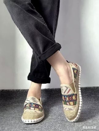 宝子们,这款老北京布鞋堪称惊艳之作!穿上它,走路仿佛自带轻盈感,完全不会累脚,时髦度更是直线飙升,年轻帅气格调尽显。  其透气性能一流,让双脚时刻自由呼吸。材质柔软舒适,具备出色的减震功能,轻轻按压便能迅速回弹。而且极为耐造,无论怎么揉都不会留下折痕,简直是男士夏日专属的绝佳布鞋。心动就别犹豫,赶快入手!#布鞋 #老北京布鞋 #夏季穿搭 #休闲鞋 #夏季穿搭