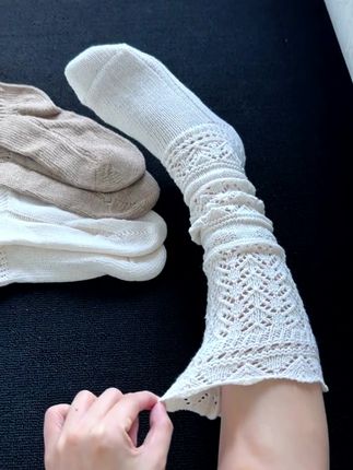 宝子们,又被我挖到一款超适合秋冬搭衣服的单品针织镂空堆堆小腿袜,上身真的好看又百搭 #小腿袜 #针织小腿袜 #小腿袜穿搭 #小腿袜测评 #堆堆袜