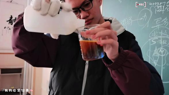 兴趣是最好的老师!!!物理课上,张同学用一个化学实验,造出了教室里的极光🤩🤩🤩#科学实验 #物理 #化学实验