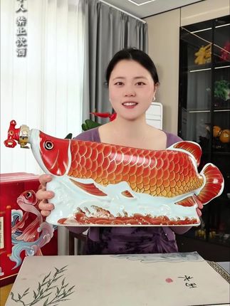 这条红龙鱼造型的陶瓷酒瓶收藏美酒太有创意了!摆在家中漂亮,送礼也有面子 #白酒#送礼佳品 #好喝不贵 #好酒推荐 #纯粮酒