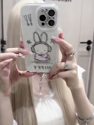 手绘兔兔🐇 戴着耳机好软萌想rua一口~太可爱了叭#手机壳 #可爱到爆炸💥 #仙女必备 #快分享给你的好友 #这个手机壳真的长在我心巴上了