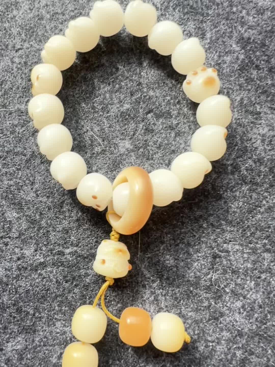 原生态天然菩提根手串 这几款白玉菩提根手串,奶白主珠温润,搭配别致配饰,简约又不失精致,戴在腕间,尽显优雅气质,为穿搭增添一抹古韵与灵动~ #菩提手串 #文玩珠串 #精品文玩 #菩提 #菩提根