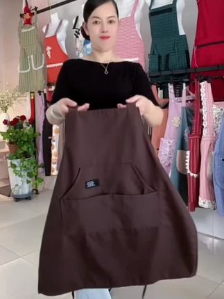 【防油围裙:/ 厨房专用定制印字餐饮用防污耐脏耐磨成人女防泼水工作服】#新款渡口的防水围裙#防水防油,结实耐用#里外加大多口袋设计,肩带可调节。#方便使用,质量杠杠滴