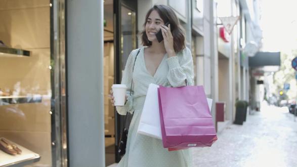 亚马逊宣布仓储模式重大变革 亚马逊于12月11日发布公告,决定自2026年3月1日起结束长期使用的“共享库存”模式,并对制造商条形码的使用标准进行了更新。新规实施后,卖家将只需对自己的库存承担责任,无需再因其他卖家的同款产品产生的差评和投诉而承担风险。之前的共享库存模式允许亚马逊将UPC码相同的不同卖家商品纳入统一库存池,通过就近配送提高效率,但这常常导致卖家因他人产品的缺陷而受到不公正评价。亚马逊表示,目前大多数卖家的库存水平足以保证配送速度,因此不再需要依赖共享库存#亚马逊FBA #美国海外仓一件代发 #帝国速运美国海外仓