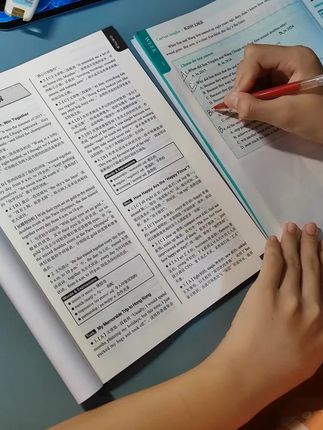 对时文阅读文本的精读。不仅仅是做完批改完就完事,答案解析其实是很好的辅助工具,拆解答案,从答案中找语法的考点也是很好的复盘方法!#时文阅读#英语