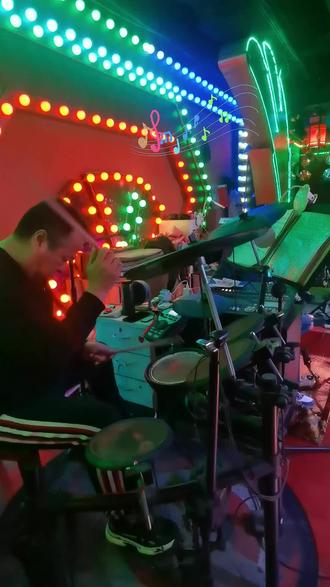 为了感谢大家对人人乐舞厅的支持,23日晚场男女继续免费入场,24日平安夜男票10元女票5元,营业时间19:30-23:30,预定茶座有果盘赠送,