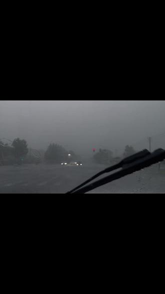 #7月初八
那是2018年农历七月初六的事情。
我至今都不知道父亲去世的那天阳历是几月几号,我脑子里只记得,阴历的七月初八是爸爸的生日,我就希望爸爸能撑过他的生日,让我们再为他做最后一次生日,可爸爸没有,所以,那个阴历的七月初六,成了我刻骨铭心的记忆。当爸爸咽气的那一刻,我居然没有嚎啕大哭,我只是很慌乱,很不知所措。我坐在爸爸的床头上抱着爸爸的头,我的眼泪快掉下来的时候,大爷在旁边说,不能让眼泪掉在去世的人身上。那一天,我就再也没有流过眼泪。当时让我一度以为我是不是不爱我的父亲了!直到爸爸出殡的那天,天空下着小雨,我站在爸爸的遗像面前,看着那个小小的骨灰盒上落满了雨水,我拿着伞跪在地上,给爸爸撑着伞,擦拭着相片上的雨水,喃喃自语道,下雨了,爸,不能淋着了啊!再也控制不住自己的情绪,我知道,从今往后,我和父亲,死生不复相见了……
包括后面的2年时间我都浑浑噩噩,不理解活在这个世界还有什么意思,我对所有人和事都没有了兴趣。每天白天躲在床上睡觉,晚上起来喝酒,喝醉后再大哭一场,甚至很多次想离开这个世界,但是因为还有母亲,所以我还是忍下来。但是我的精神世界却也变得奇怪,我感觉到我精神世界变成了废墟。整个人变得敏感焦躁,易怒又不断的自我怀疑和诋毁。我变得也更加自我怀疑和自卑。(因为我一直以照顾父母,让他们开心为我生活的主要重心)我一直觉得这种事永远不会发生在我身上,结果老天却跟我开了巨大的玩笑。
时间真快,一恍神儿的功夫,爸爸走了已经是第六个年头了。我也在慢慢的适应和成长,慢慢的学着接受。生活总得继续过下去,我没有别的选择。可每逢爸爸生日这天,还是控制不了自己的情绪,仿佛一切都回到了原点,天空晦暗无光,大雨倾盆……