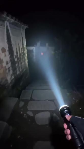 深夜深山误闯百年古村2,巷子长得一模一样,绕了三圈都没出去…差点以为要在这过夜了!
#古村落奇遇 #深夜爬山 #ai #细思极恐