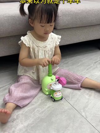 爸爸买的这个#新奇网红玩具 #空气动力车 也太赞了!不用充电就能跑能起飞,还能锻炼孩子的臂力和动手能力,我女儿可太稀罕了!#哄娃神器 #飞天气球车 #自己玩的不亦乐乎