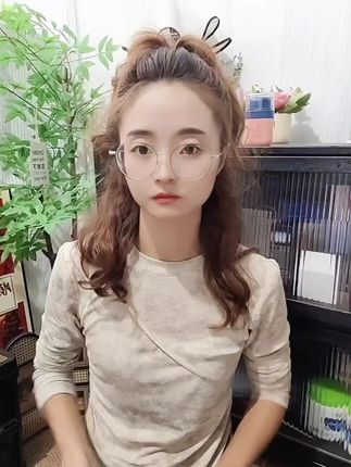 贝德美儿童面霜,温和守护宝宝肌肤。德国蓝甘菊精粹,舒缓泛红干痒,搭配角鲨烷等植萃成分,保湿锁水,强韧肌肤屏障。质地轻薄,一抹即化,清爽不油腻。#自用好物推荐 #宝妈推荐 #贝德美 #儿童面霜 #面霜推荐