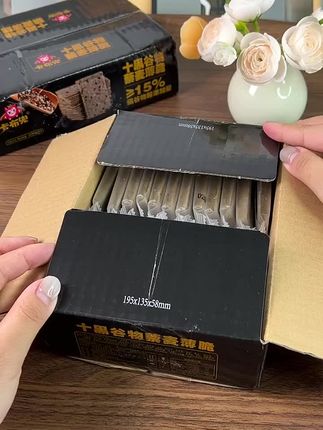 薄如纸的十黑藜麦脆,集黑豆、黑芝麻等谷物精华。酥香回甘,高纤饱腹,控糖期也能放心炫。#好物推荐🔥
