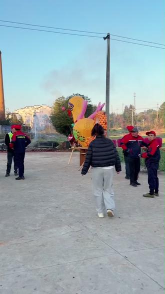 第一次近距离体验婺源非遗板凳龙灯,原来开场前有这么多仪式。这不仅是板凳灯,更是滚烫的年味,是刻在骨子里的中国式浪漫。🧨#非遗文化 #非遗板凳龙灯 #婺源花样大赏 #婺源旅游 #新年快乐