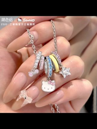 潮色绘 铜合金项链 HelloKitty多巴胺女生小众送女朋 1. #三丽鸥HelloKitty项链 正版联名,可爱风配饰绝绝子  2. #潮色绘ZGO 三丽鸥授权,少女心项链必入  3. #HelloKitty配饰 彩色镶钻设计,甜妹穿搭加分项  4. #可爱风项链 小众设计,三丽鸥粉丝狂喜  5. #少女心首饰  HelloKitty吊坠,日常搭配超吸睛
