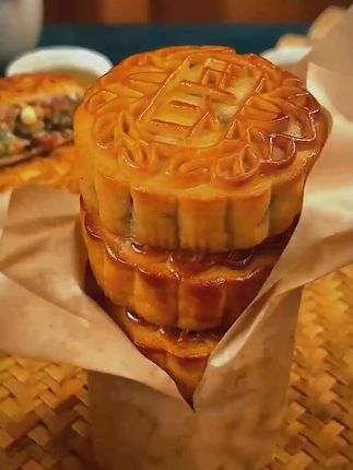 老式五仁月饼,个大皮薄,满满的回忆,小时候的味道。#五仁月饼 #好吃到停不下来 #追剧小零食 @抖加🔥上热门🔥dou+🔥热点宝