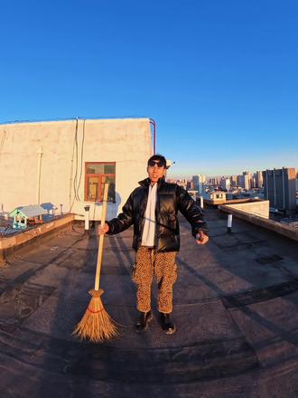 骑扫把飞浑源!请勿模仿! #中国年大同味 #浑源文旅 #北岳中华年 #我要上热门🔥 @浑源文旅(恒山·悬空寺) @大同市旅游集散中心 #随变ai随便玩