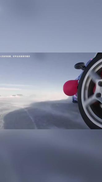 小米SU7冰面神操作 挤爆保时捷旁气球#小米SU7冰面漂移挑战保时捷 #中国新能源车极端工况天花板