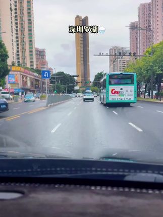 《长相思》 风含香,雨含香。三载相思情意长。何时见君颜? 风亦甜,雨亦甜。甜甜蜜蜜赴瑶台,执手比翼翔。 #原创诗词#原创拍摄视频#深圳街拍#跟我打卡最红地标