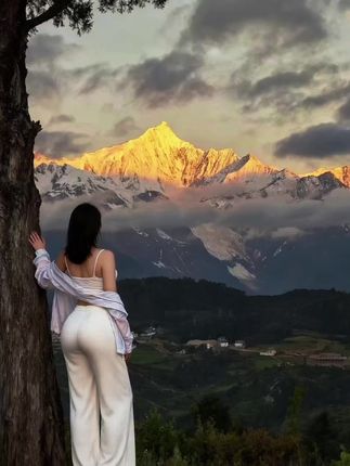 当卡瓦格博的山尖从一抹淡粉到金黄再到全白当梅里十三 峰都陆续从阳光中醒来那一刻的心情真的没法用言语来描 述。#日出云海 #梅里雪山 #梅里雪山日照金山 #梅里雪山震撼日照金山景观