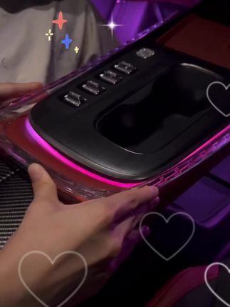 #兄弟们,我们原车的这个档杆实在是太单调了,而且容易有划痕和指纹,我给大家找到了这一款档杆条,水晶的质感非常的好看,安装也很简单,直接撕开背胶粘上去就可以了,看效果!