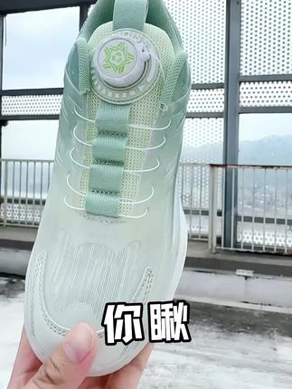 这双鞋子真的是我夏季跑步的救星!它采用了网面透气设计,穿上后感觉像在给脚呼吸,完全不会闷热!#旋转纽扣运动鞋 #网面透气 #男女同款 #夏季新款跑步鞋