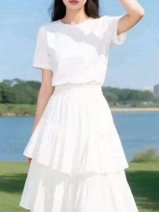 #上热门🔥 姐妹们,夏天到了,给大家推荐一款超好看的白色半身裙,它是那种很轻薄又透气的面料,而且还是高腰的设计,穿上特别显腿长,关键是还超级百搭,随便配个上衣都很好看。@D0U十小助手