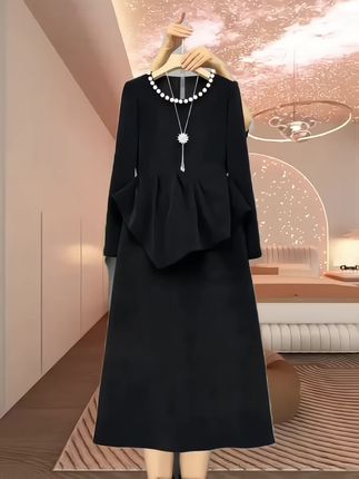 #每日分享 #减龄气质 #高级感穿搭 早秋2025新款气质胖妹妹圆领气质钉珠上衣+半身裙显瘦两件套