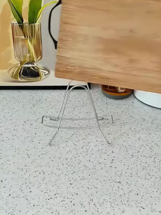你们家的菜板要是总是发霉发臭的话,都可以来整这个支架,你看用好的菜板把它往上面一放,不仅沥水效果好,不锈钢材质,厚实耐用,放置稳定,不易打滑。咱家常见的大菜板、小菜板他都能放得下。真的很实用。