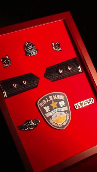 女儿继承父亲警号012550 #父亲牺牲3年后女儿重启警号 #女儿继承父亲警号 “012550”,欢迎归队!父亲因公牺牲,时隔3年,女儿流泪接过父亲警号!