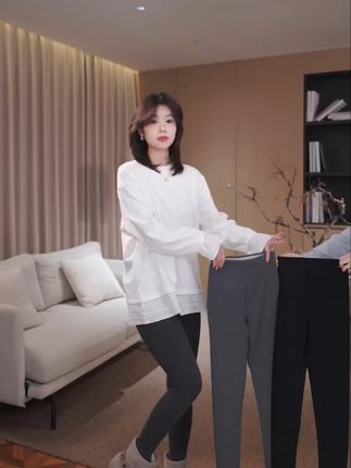姐妹们,冬天一定要有一条这样的加绒打底裤,它不仅百搭显瘦,而且穿上特别舒服,完全不想脱下来!它是高腰的设计,可以很好的保护我们的小肚子不受凉,弹性也很大,一点也不勒人。有了它,这个冬天再也不用担心会冷了,赶紧买一条试试吧!#打底裤#裤子穿搭 #保暖穿搭 #高端大气